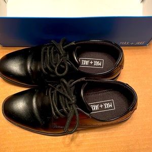 Kids dress shoes. Great with suit, tuxedo, or nice slacks.